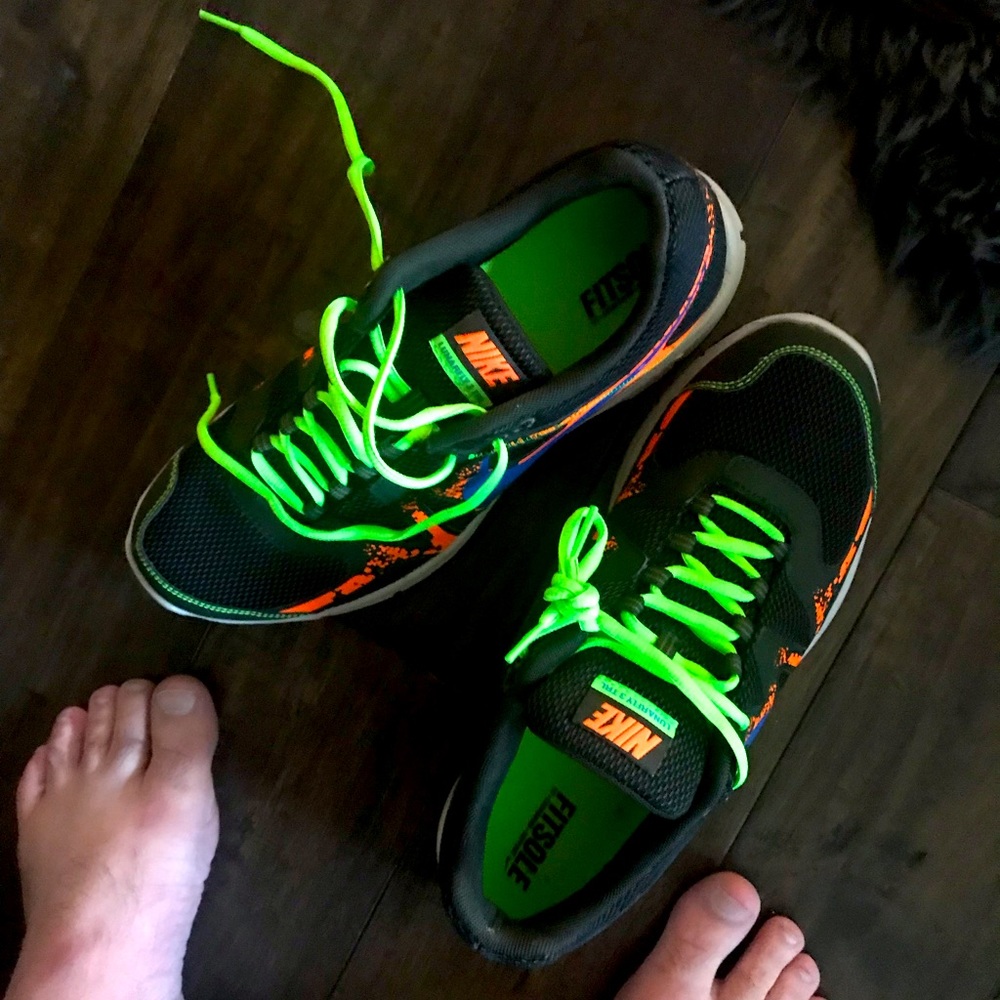 Easy used-NIKE sneakers! SIZE: 8.5-SUPER comfy.